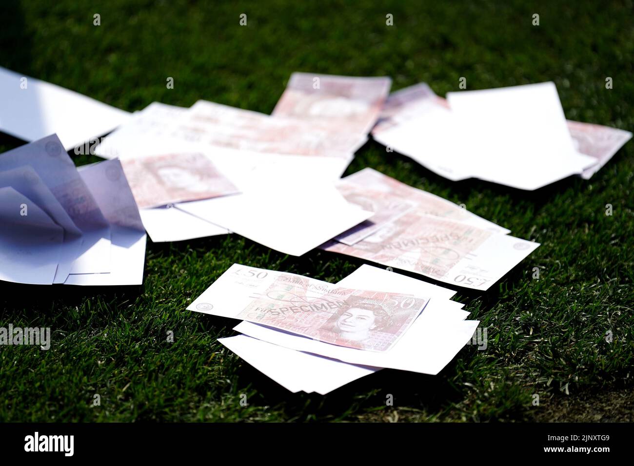 Los fans de West Ham United arrojan billetes falsos en el campo hacia Jesse Lingard de Nottingham Forest (no en la foto) durante el partido de la Premier League en el City Ground, Nottingham. Fecha de la foto: Domingo 14 de agosto de 2022. Foto de stock