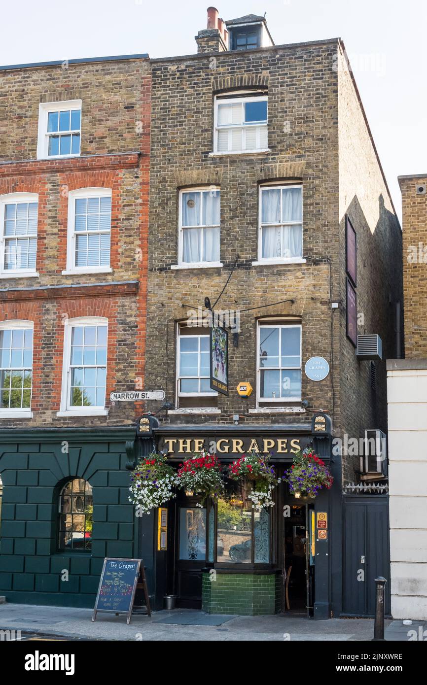 The Grapes, un pub histórico junto al río en Narrow Street, Limehouse, Londres. Foto de stock