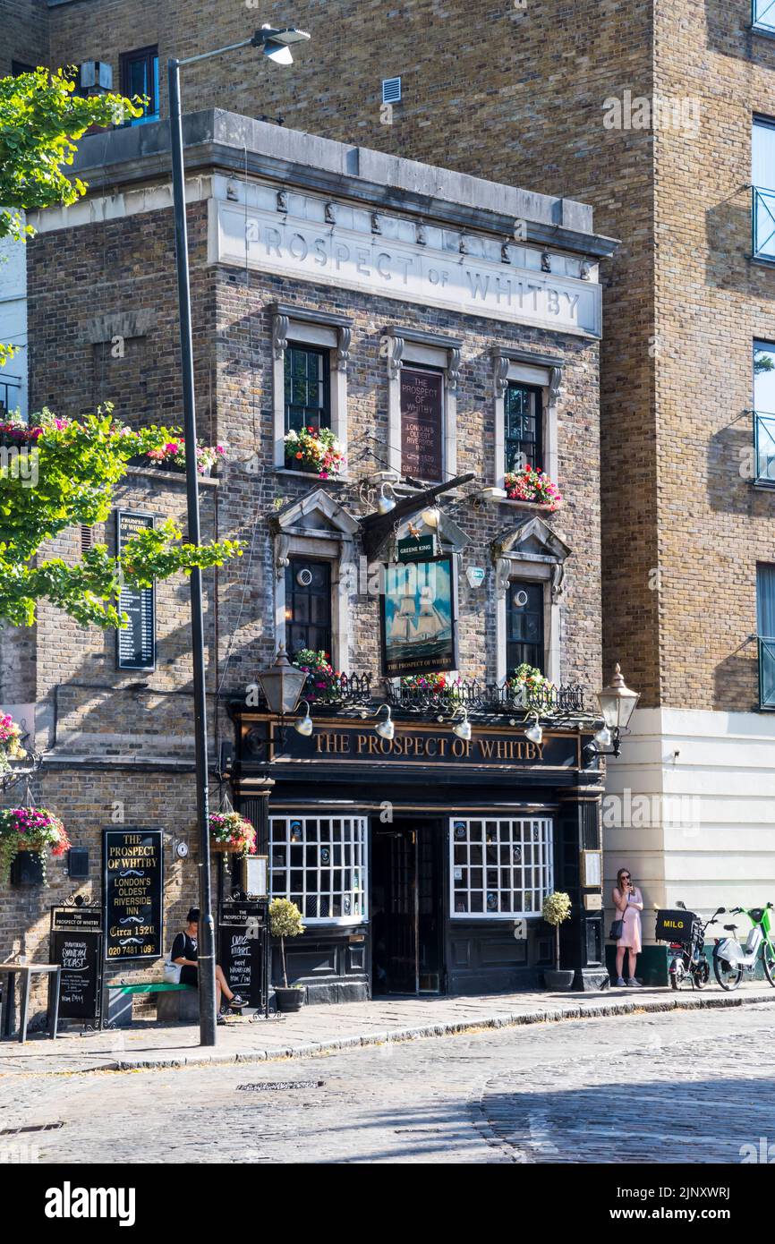 The Prospect of Whitby, un pub histórico junto al río en Wapping, Londres. Foto de stock