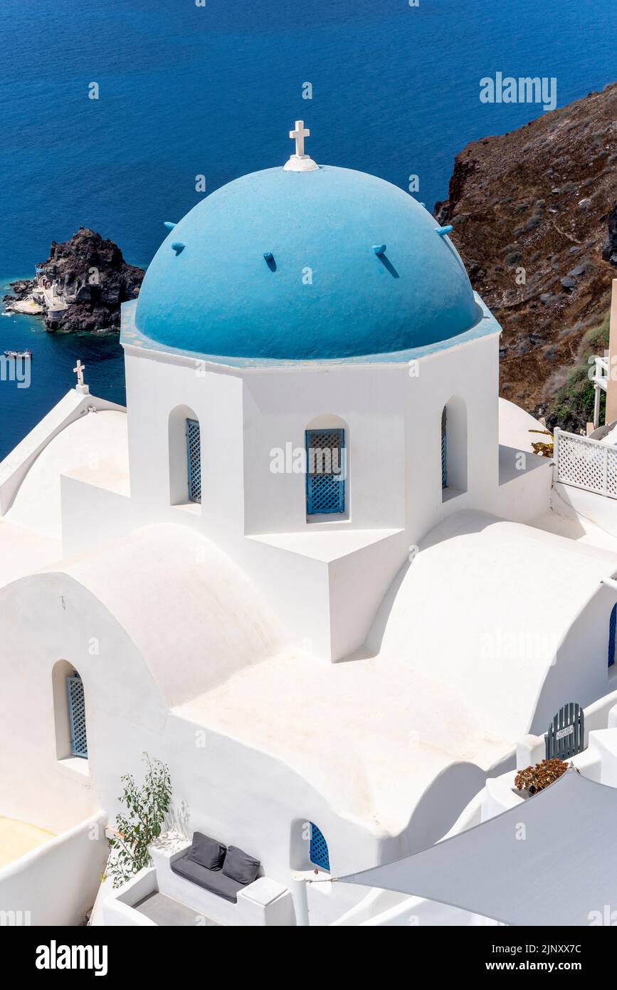 Una vista clásica de Una iglesia de cúpula azul en la ciudad de Oia, Santorini, Islas Griegas, Grecia. Foto de stock