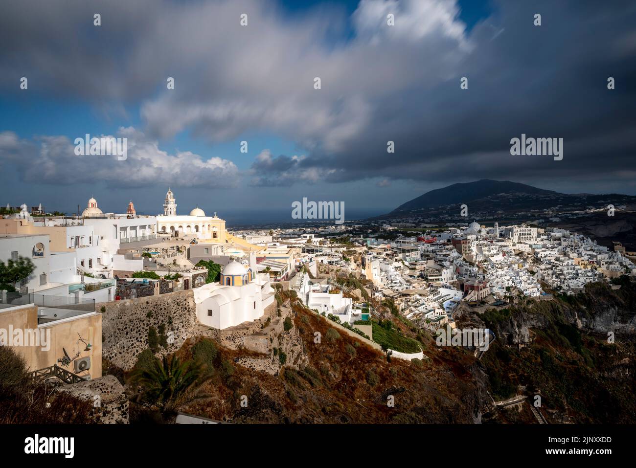 Una vista de la ciudad principal de Thira (Thera) en la isla de Santorini, islas griegas, Grecia. Foto de stock