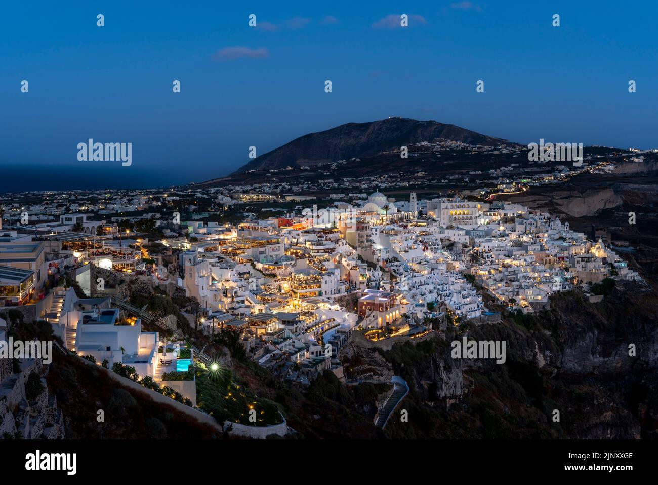 Una vista de la ciudad principal de Thira (Thera) en la isla de Santorini, islas griegas, Grecia. Foto de stock