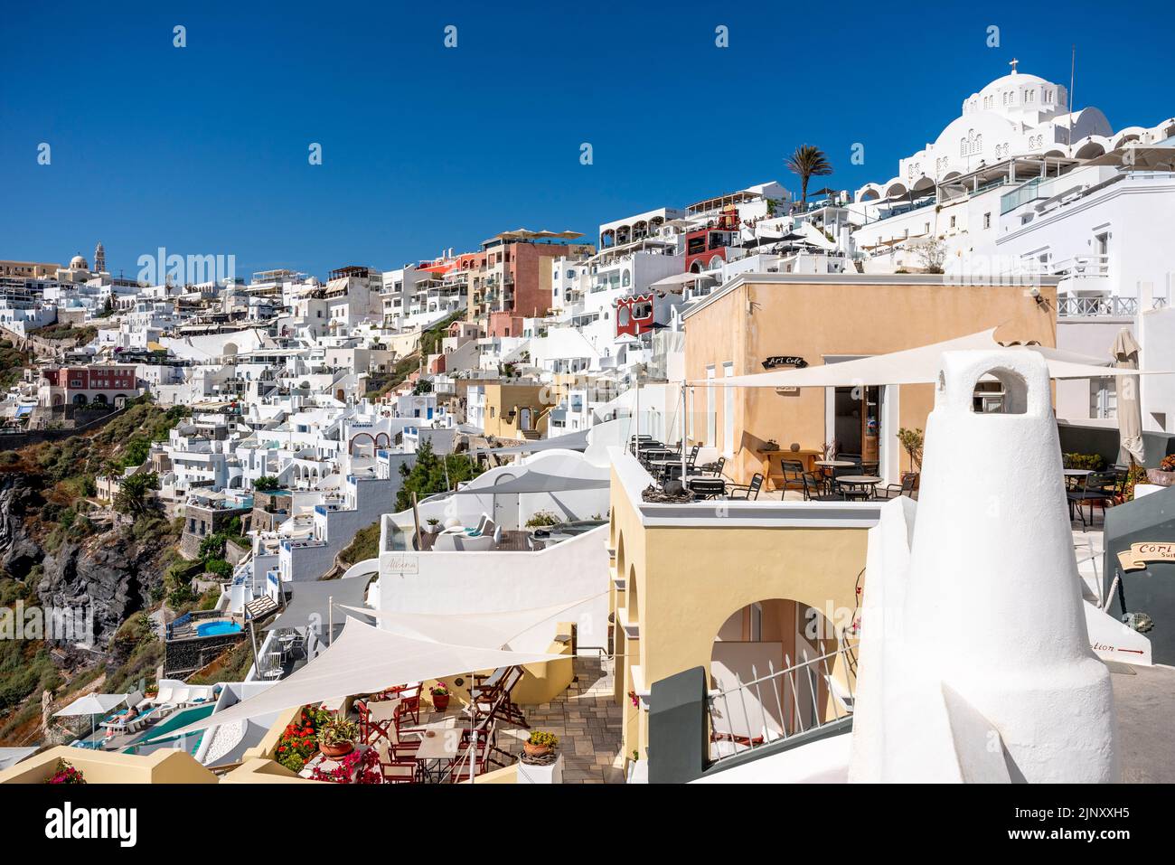 Una vista de la ciudad principal de Thira en Santorini, las islas griegas, Grecia. Foto de stock