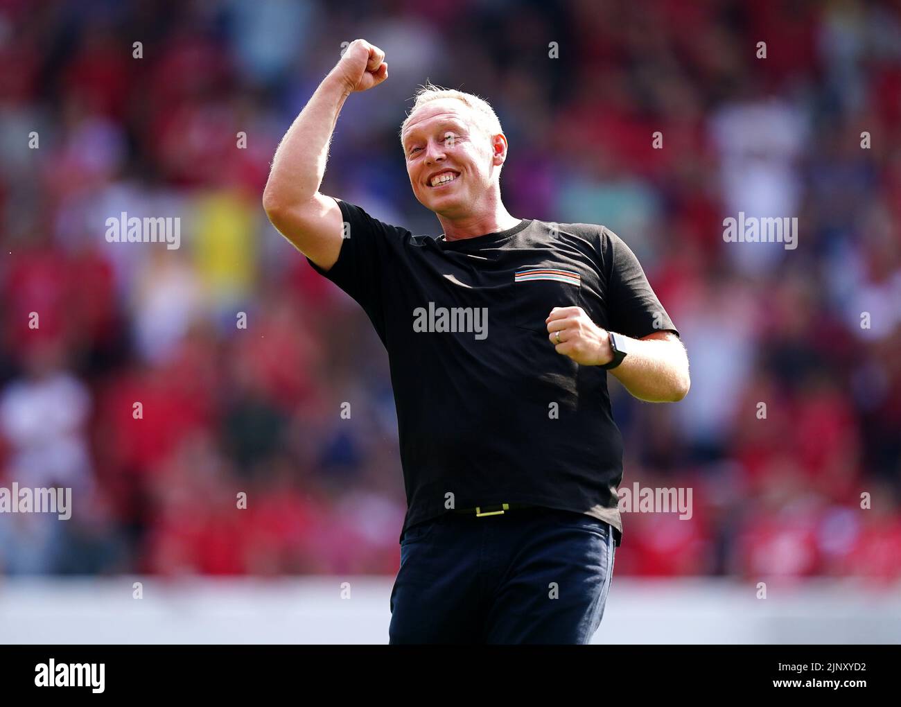 El gerente de Nottingham Forest, Steve Cooper, celebra el silbato final en el partido de la Premier League en el City Ground, Nottingham. Fecha de la foto: Domingo 14 de agosto de 2022. Foto de stock