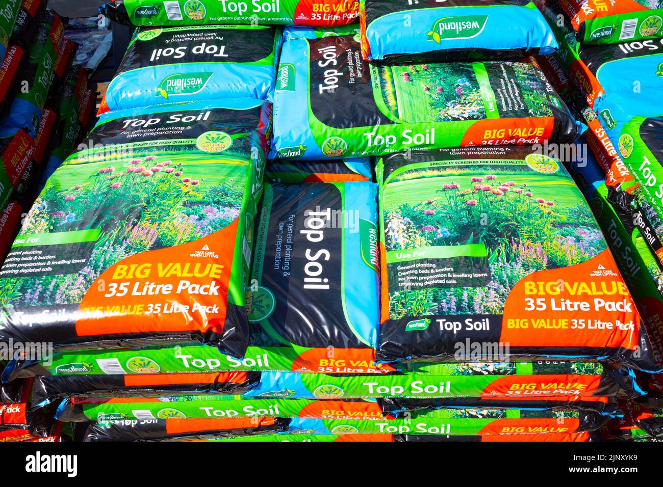 Una pila de 35L bolsas de gran valor de Top Soil en una tienda de granja Foto de stock