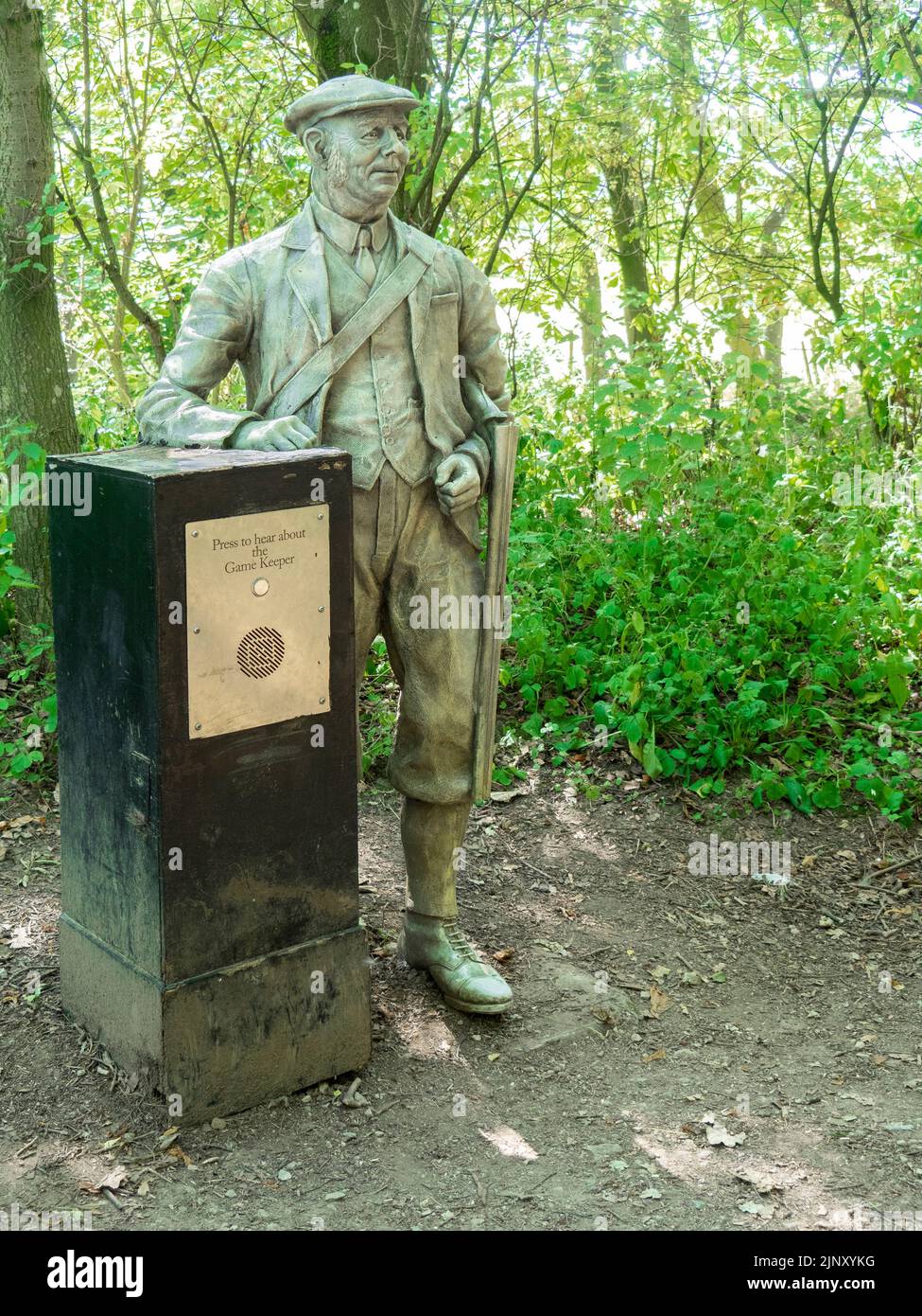 Escultura de un gamekeeper en el Danby Moors Centre que tiene una presentación de audio de su vida laboral Foto de stock