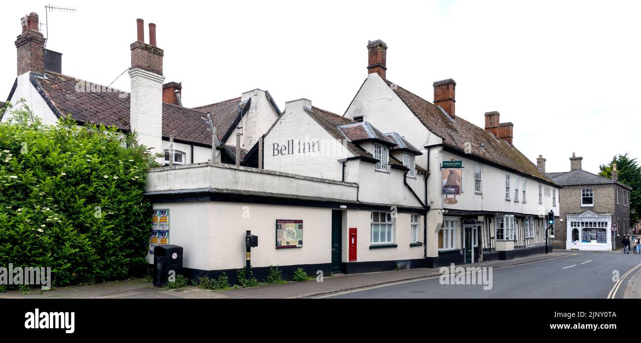 The Bell public house/hotel - Greeneking pub - King Street, Thetford, Norfolk, Inglaterra, Reino Unido Foto de stock