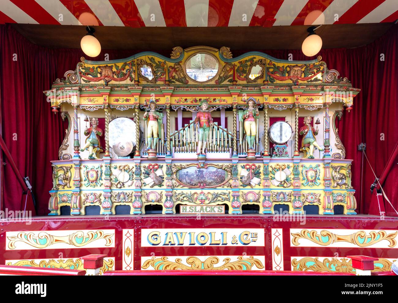 Gavioli de 1898 87 teclas, órgano victoriano ornamentado en el recinto ferial. Foto de stock