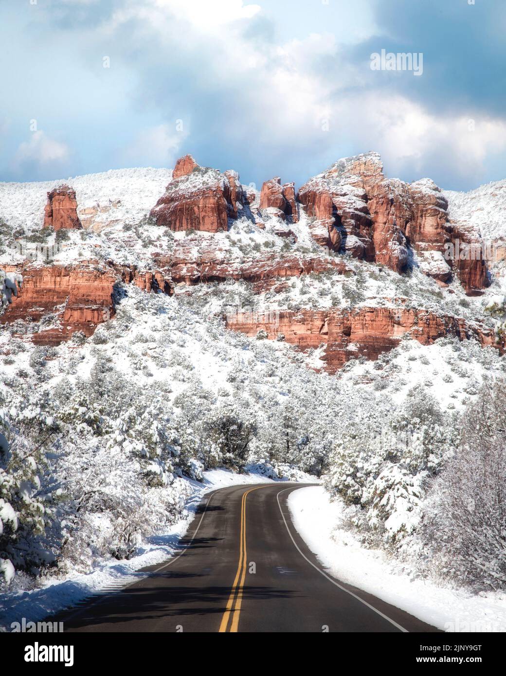 Un paseo escénico entre las rocas rojas después de una nevada en Sedona, Arizona. Foto de stock