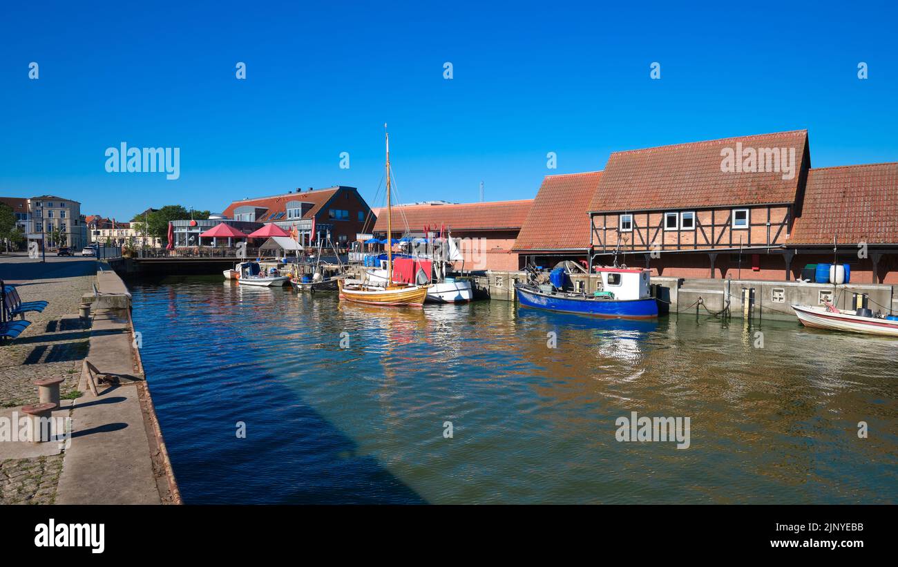 Wismar, antiguos almacenes del antiguo puerto de Hansa. Barcos de pescadores con reflexión. Foto de stock