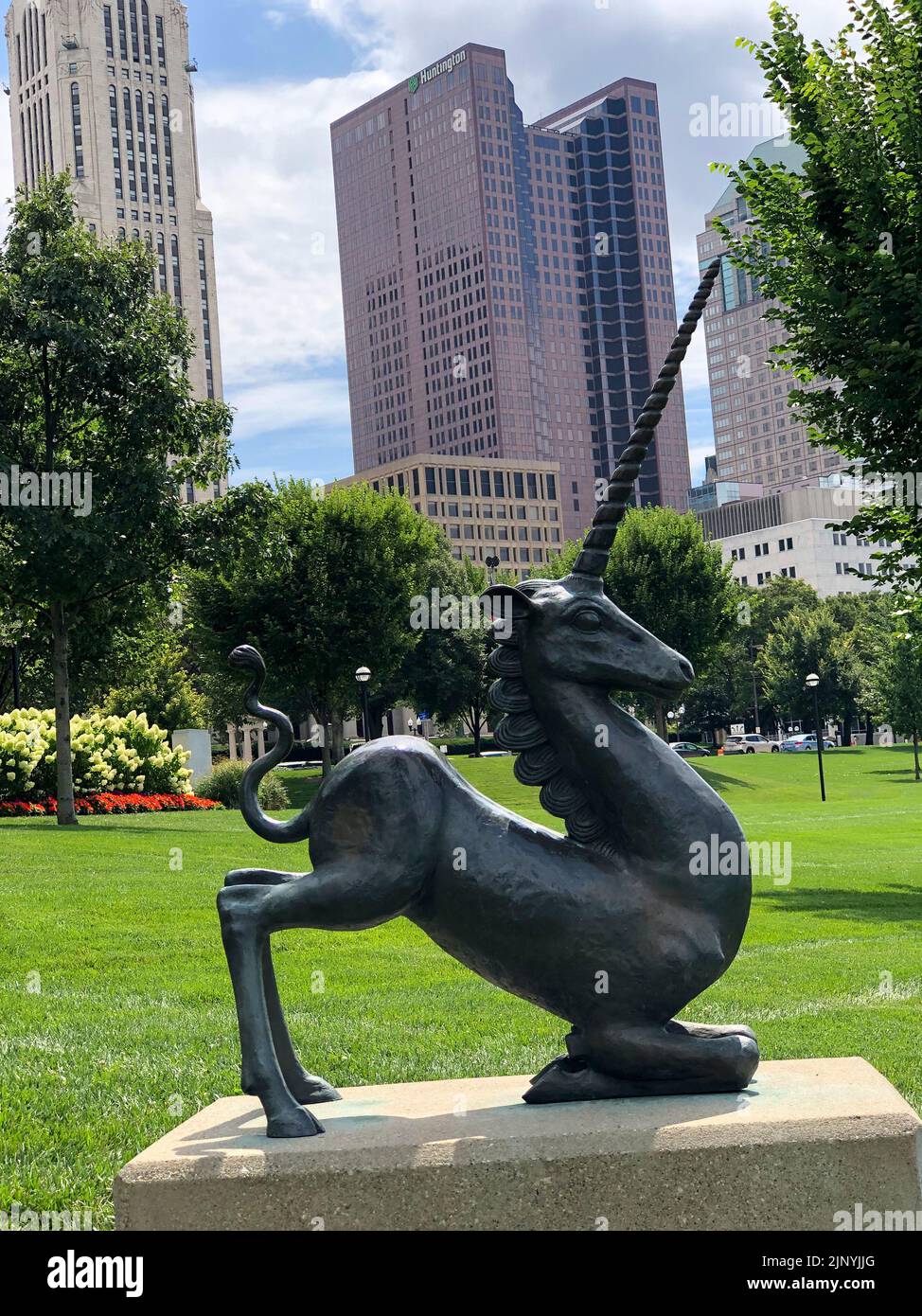 Escultura de unicornio (1992) por Jack Greaves en Batelle Riverfront Park, Columbus, Ohio, EE.UU., agosto de 2022 Foto de stock
