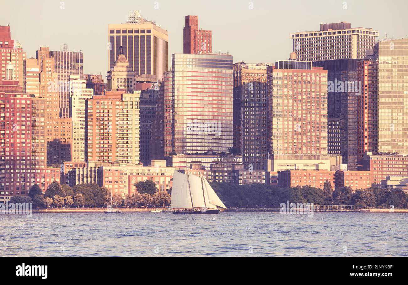 Puerto de Manhattan al atardecer, aplicación de tonos de color retro, ciudad de Nueva York, EE.UU. Foto de stock