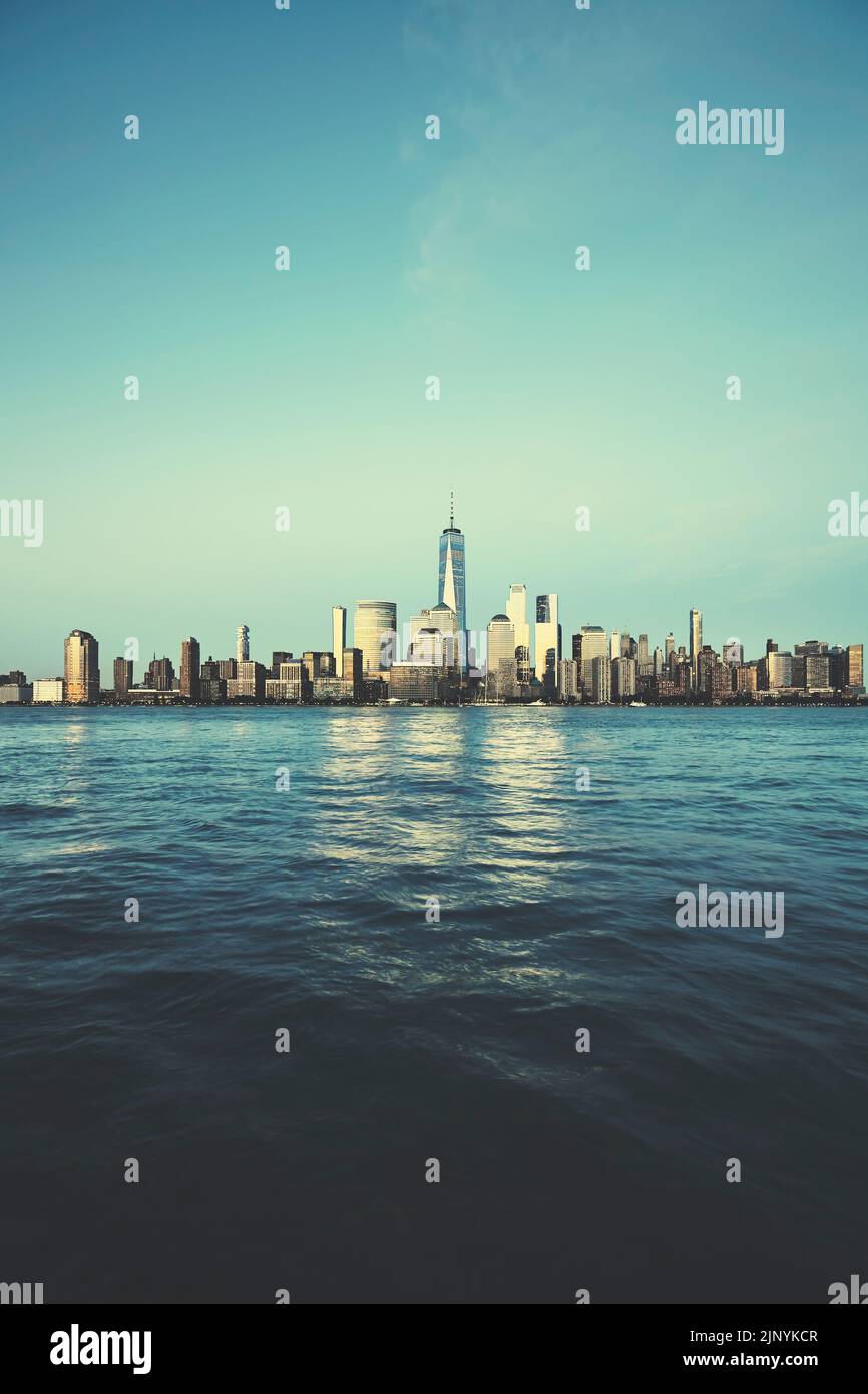 Panorama de Manhattan al atardecer, aplicación de tonos de color, Ciudad de Nueva York, EE.UU. Foto de stock