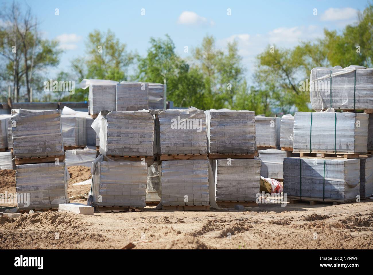 Pavimento de baldosas embaladas en el sitio de construcción. Foto de stock