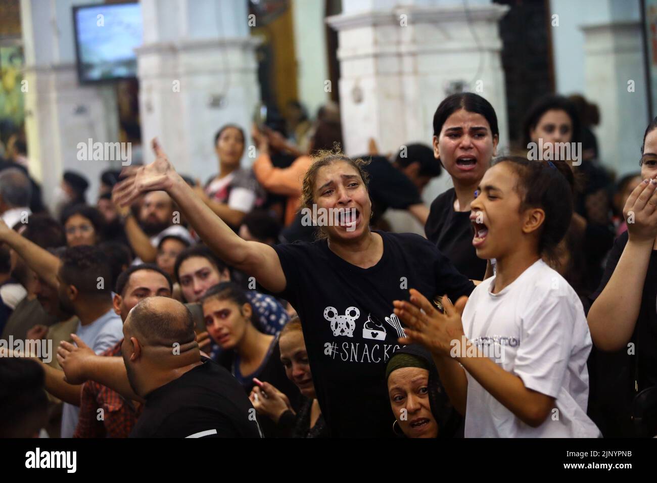 Giza, Egipto. 14th de Ago de 2022. La gente llora durante un funeral por las víctimas de un incendio masivo de la iglesia en Giza, Egipto, el 14 de agosto de 2022. Al menos 41 personas murieron y 12 resultaron heridas en un incendio masivo que estalló el domingo en una iglesia copta en la provincia de Giza en Egipto, dijo el Ministerio de Salud egipcio. Crédito: Ahmed Gomaa/Xinhua/Alamy Live News Foto de stock