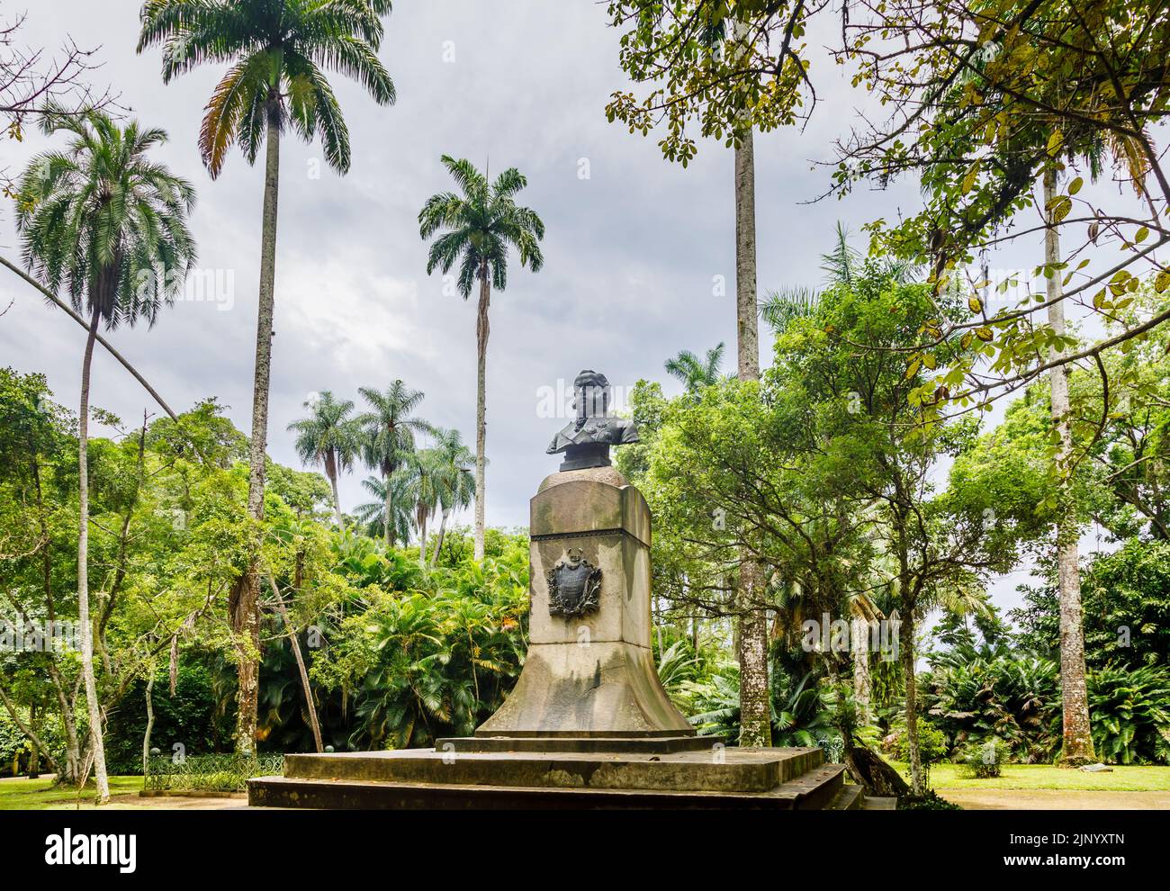 Busto y escudo de armas de D Joao VI, fundador del Jardín Botánico (Jardín Botánico), Zona Sur, Río de Janeiro, Brasil, entre palmeras tropicales Foto de stock