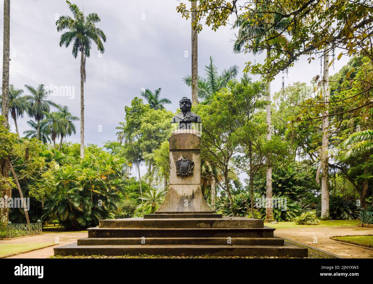 Busto y escudo de armas de D Joao VI, fundador del Jardín Botánico (Jardín Botánico), Zona Sur, Río de Janeiro, Brasil Foto de stock