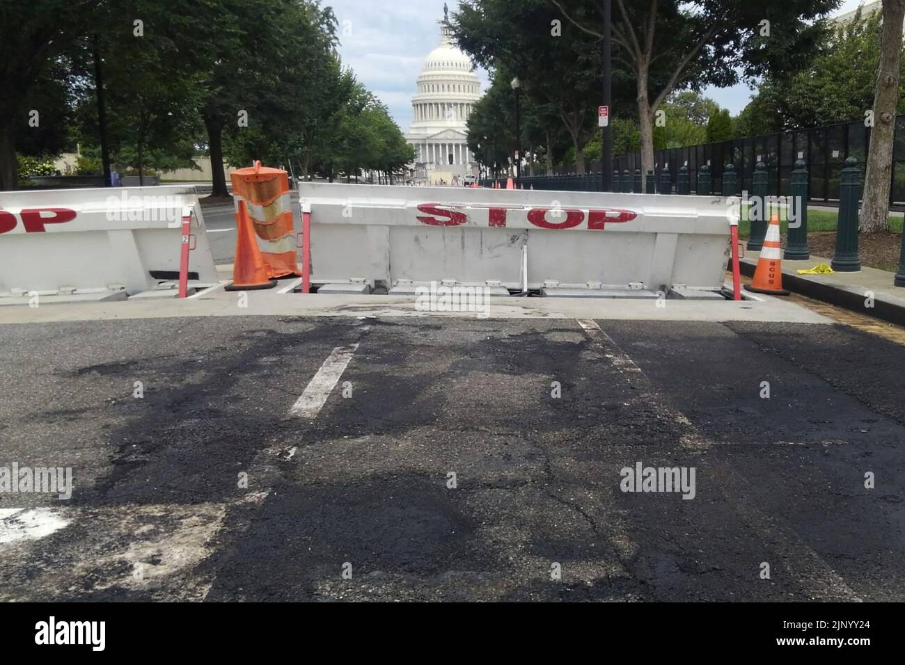 El pavimento carbonizado se deja atrás en un área donde un hombre chocó con su coche en una barricada cerca del Capitolio de EE.UU. Y disparó disparos al aire antes de matarse a sí mismo, en Washington, EE.UU. 14 de agosto de 2022. REUTERS/Greg Savoy Foto de stock