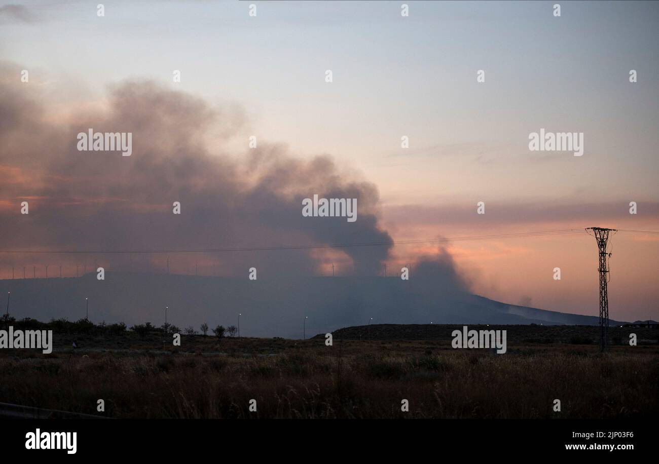 Un incendio forestal arde en las afueras de Borja, España, 14 de agosto de 2022. REUTERS/Lorena Sapena Foto de stock