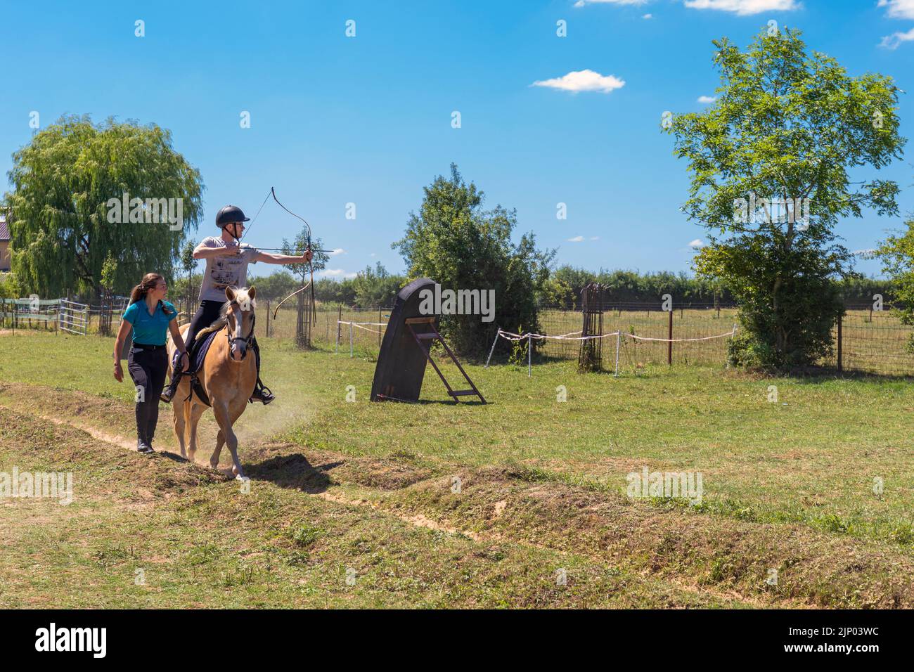 Europe, Luxembourg, Limpach, Equine Archery Event Julio 2022 con un competidor masculino en el Grupo de Principiantes Foto de stock