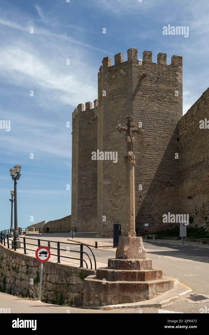 Puerta principal de entrada a la Torre de San Miguel en la muralla de Morella, Castellón, Comunidad Valenciana, España, Europa Foto de stock