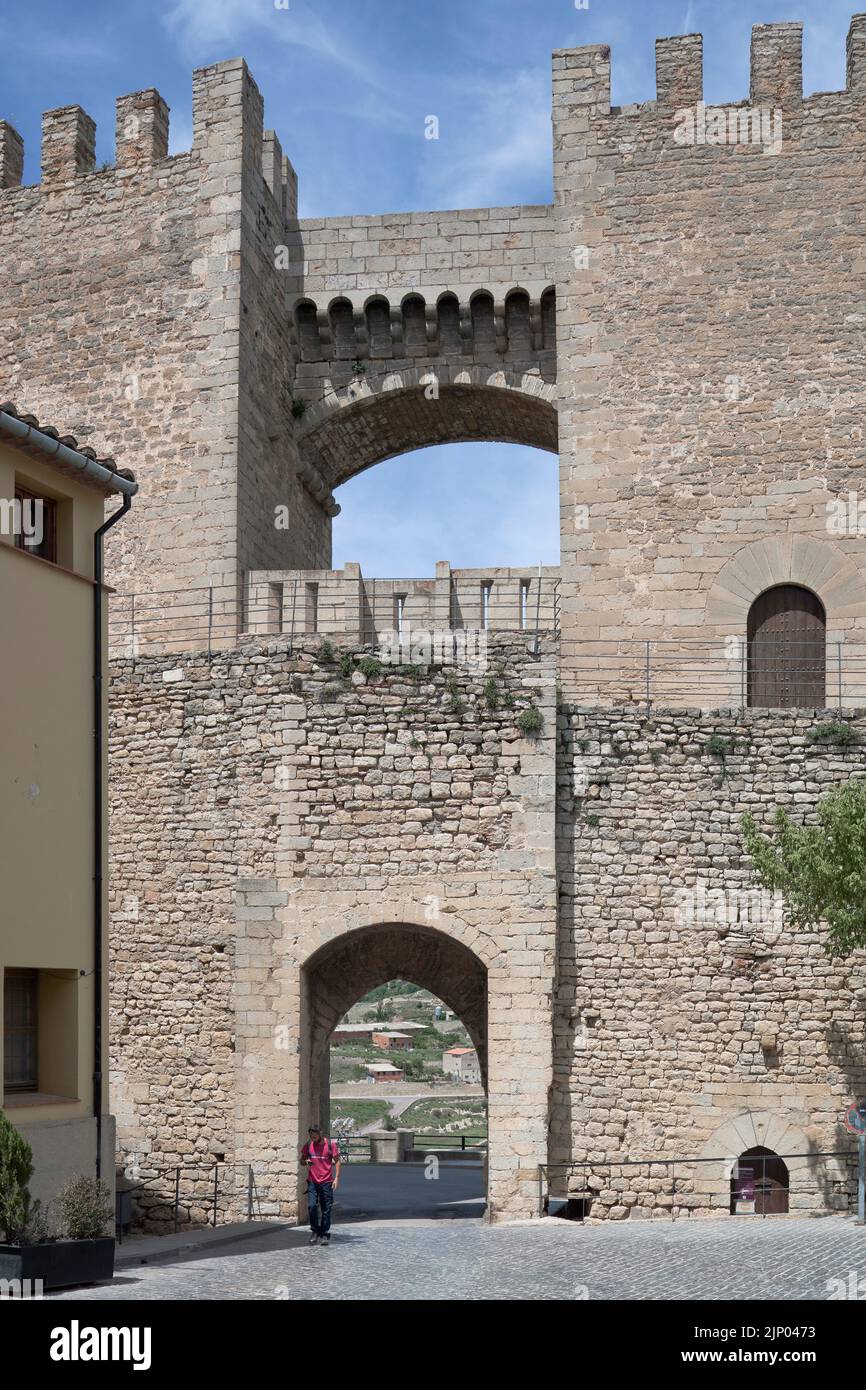 Puerta principal de entrada a la Torre de San Miguel en la muralla de Morella, Castellón, Comunidad Valenciana, España, Europa Foto de stock
