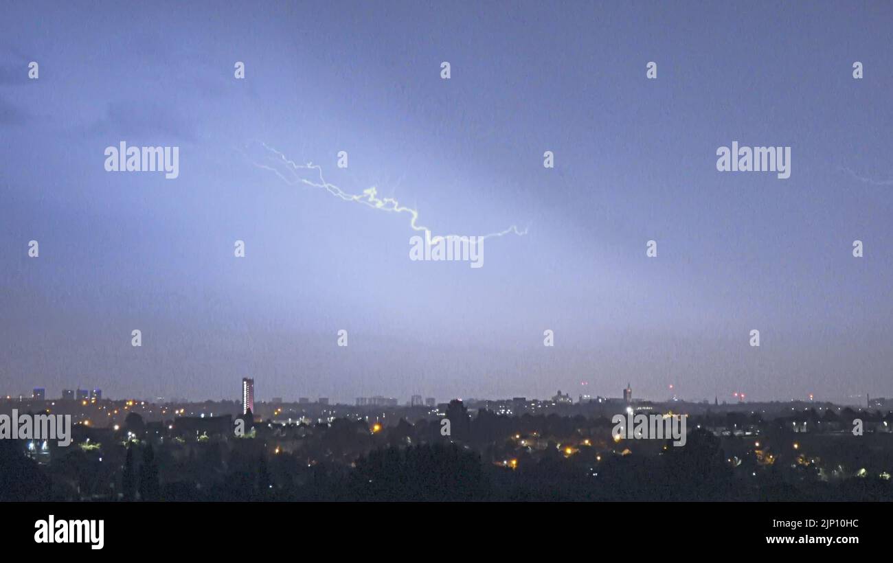 Glasgow, Escocia, Reino Unido 15th de agosto de 2022. Clima en Reino Unido: Relámpago y lluvia sobre el cielo oriental de la ciudad y la torre de la corte Anniesland. Crédito Gerard Ferry/Alamy Live News Foto de stock