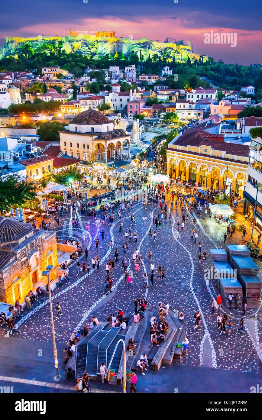 Atenas, Grecia. La famosa Acrópolis y la plaza Monastiraki, el centro de la capital griega, el viaje de fondo. Foto de stock