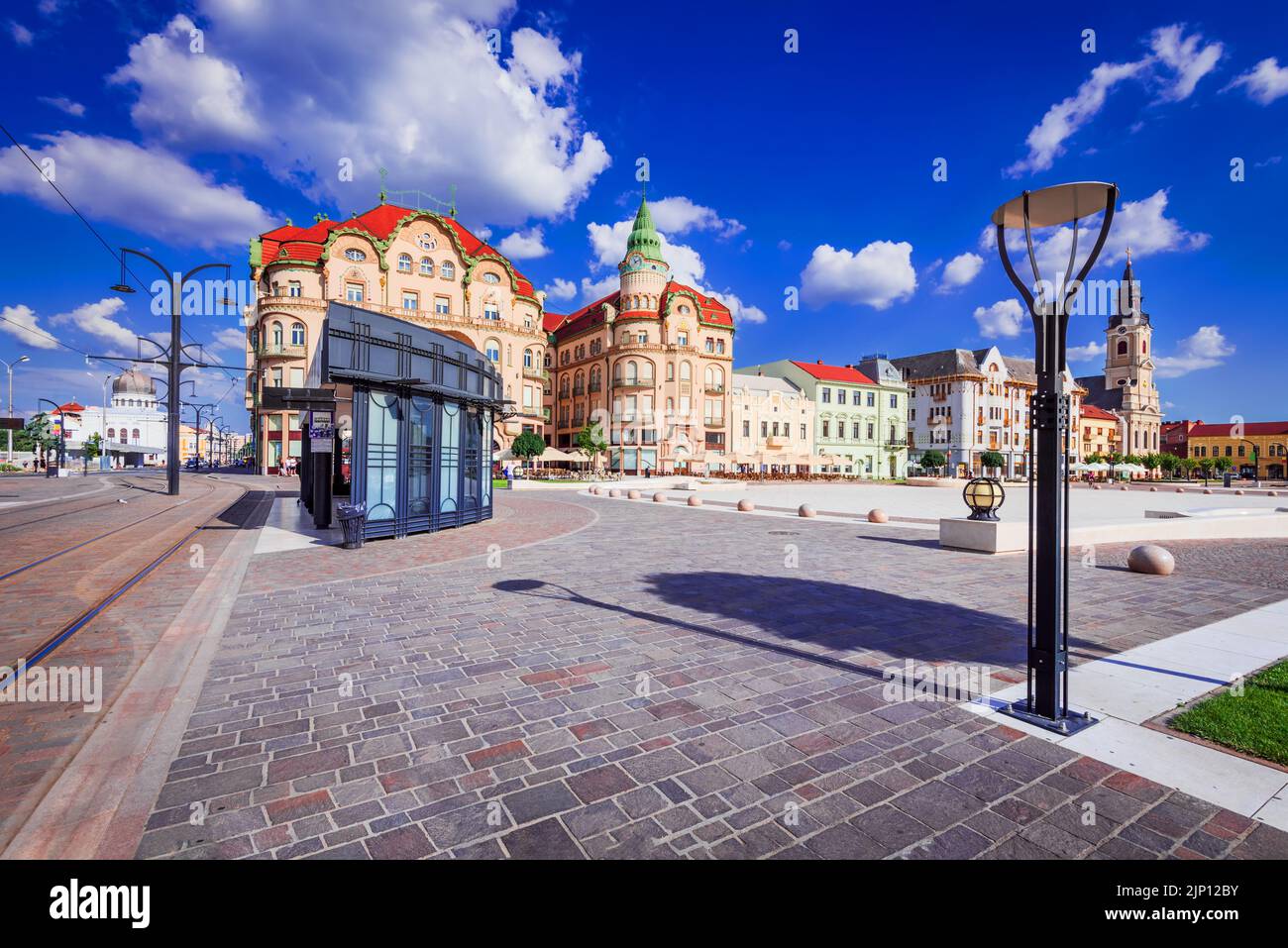 Oradea, Rumania. Union Square en la hermosa ciudad de la región histórica de Crisana. Hay que ver el lugar de viaje rumano. Foto de stock