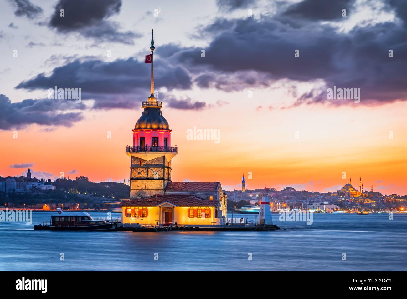 Estambul, Turquía. Puesta de sol escénica de colores en el Bósforo con el famoso Kiz Kulesi, Torre Maiden. Paisaje turco de fondo de viaje. Foto de stock