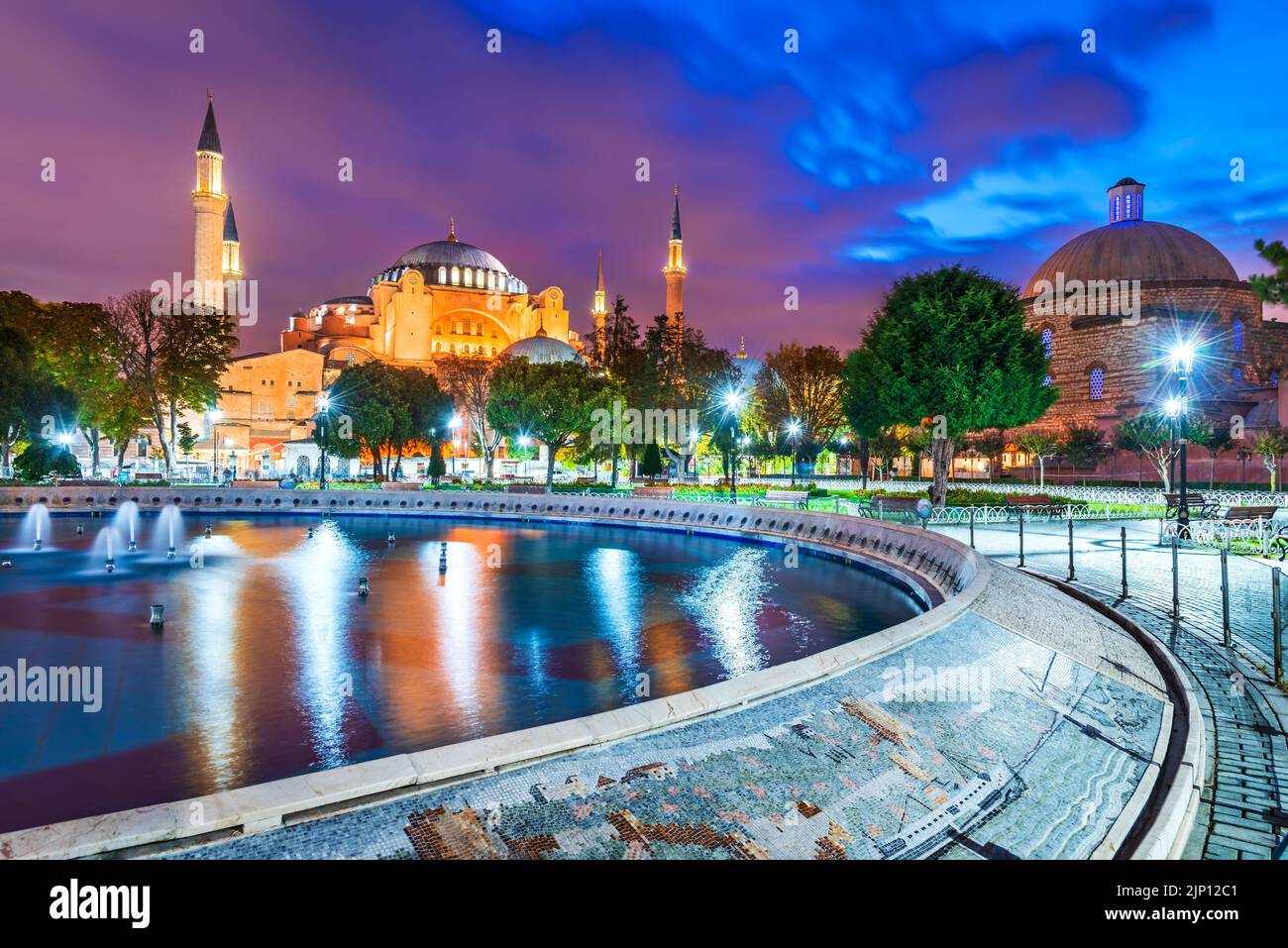 Estambul, Turquía. Famosa mezquita Hagia Sophia y minaretes Constantinopla histórica, el centro de Sultanahmet, lugar de viaje escénico. Foto de stock