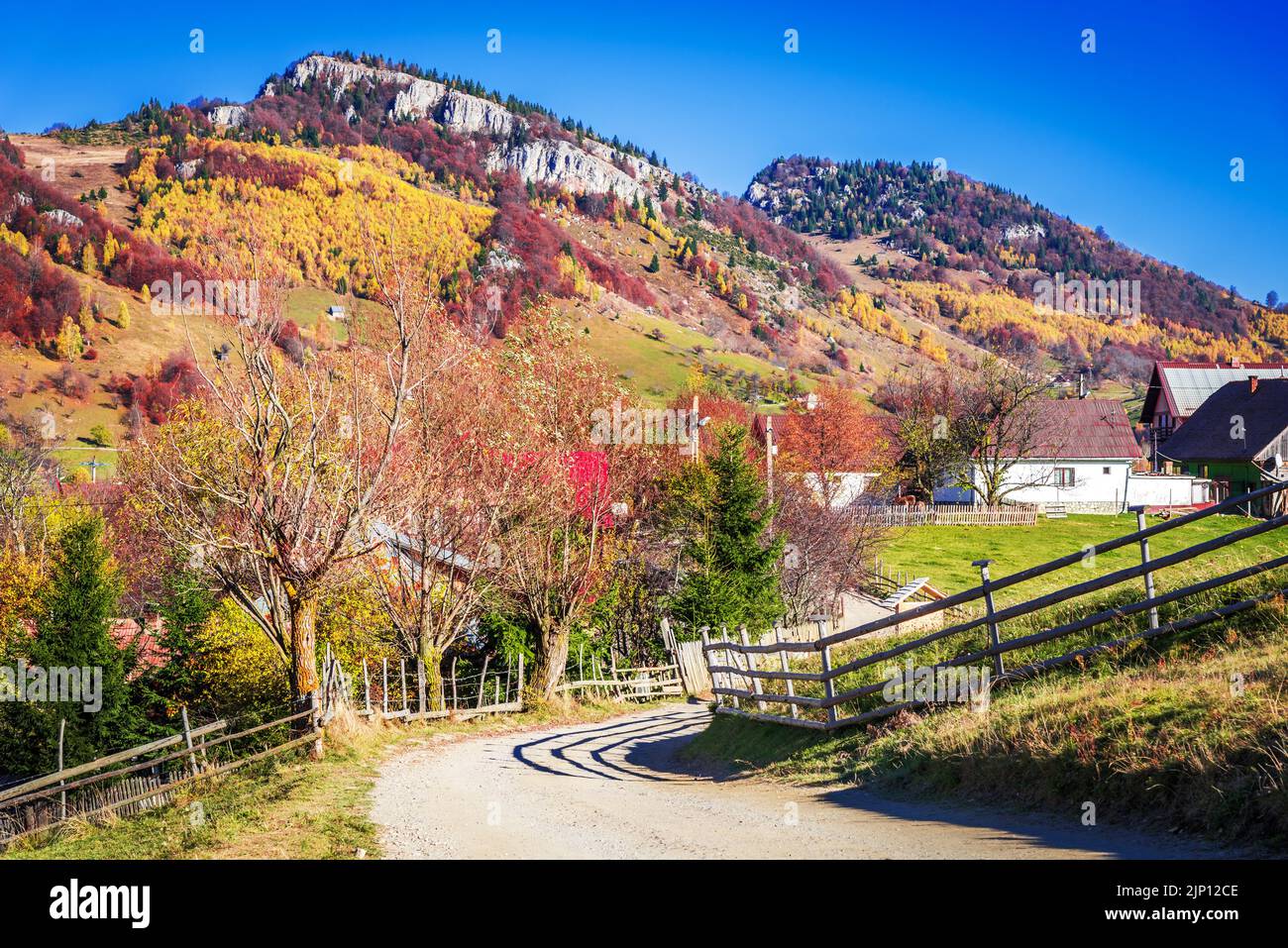 Montañas Cárpatos. Rural hermoso otoño colores paisaje escénico en el pueblo de Magura, concepto de viaje de Rumania. Foto de stock