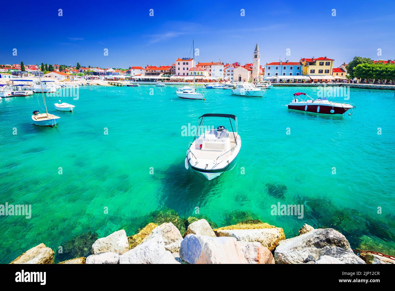 Fazana, Croacia. Puerto deportivo de la pequeña ciudad idílica Fazana, vista frente al mar en la península de Istria del mar Adriático. Foto de stock