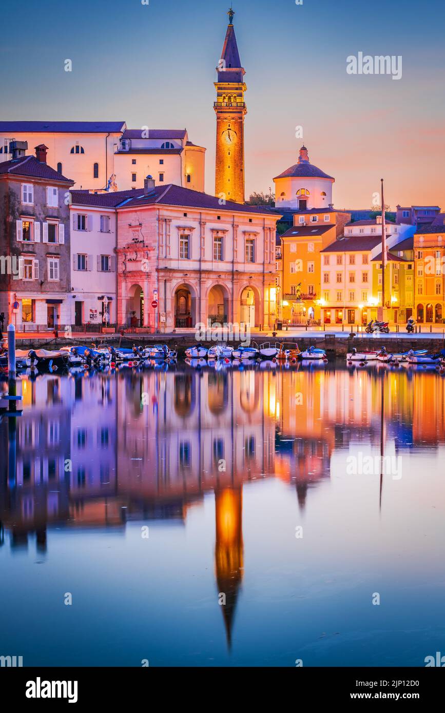 Piran, Eslovenia. Hermosa vista al crepúsculo del puerto deportivo del casco antiguo del mar Adriático, la Plaza Tartini, el concepto de viaje esloveno de fondo. Foto de stock