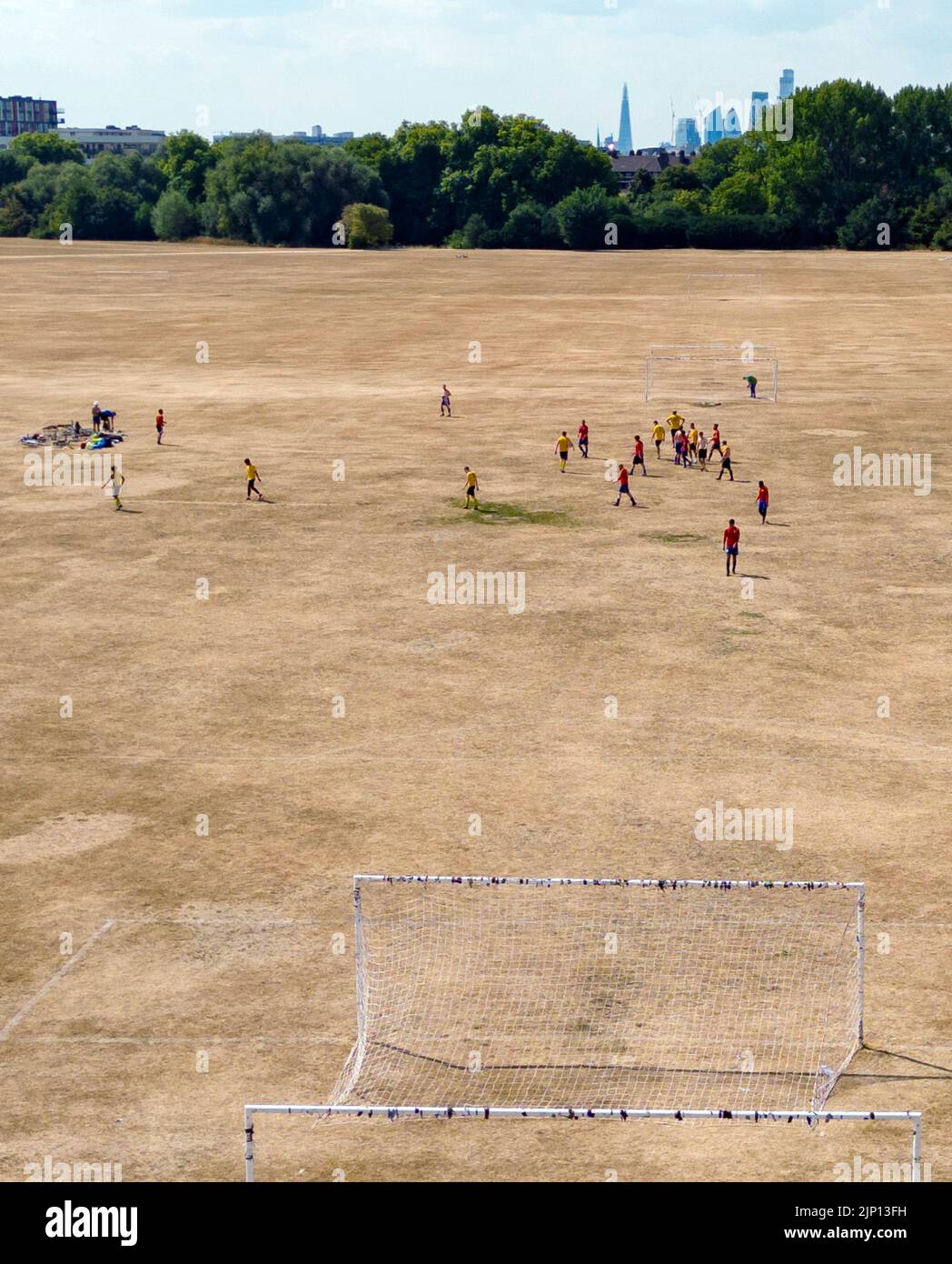 pic muestra: Un partido de fútbol solitario se lleva a cabo en Hackney Marshes hoy que irónicamente fue hueso seco y marrón 22 almas valientes jugadas en el MI Foto de stock