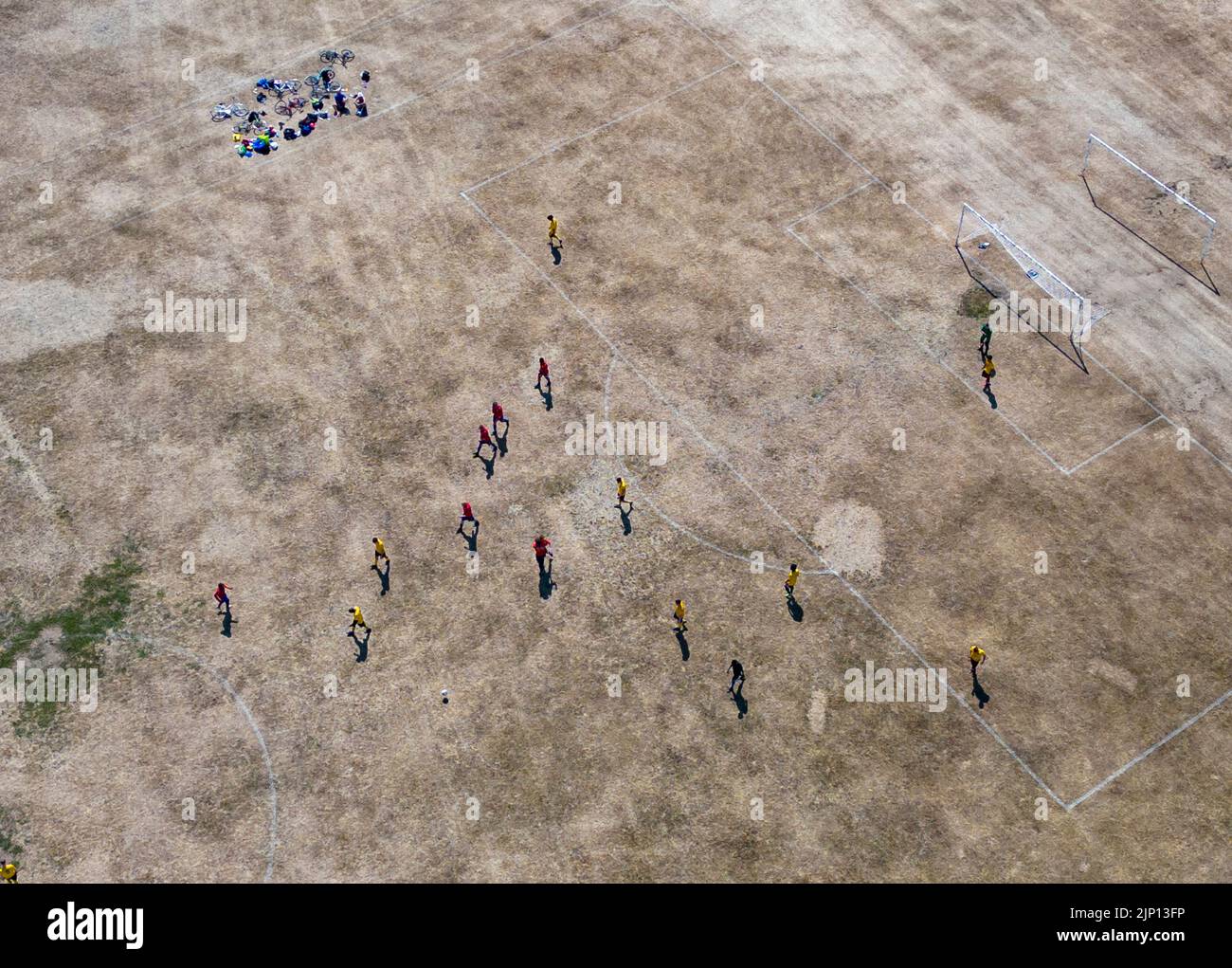 pic muestra: Un partido de fútbol solitario se lleva a cabo en Hackney Marismas de hoy, que irónicamente fue hueso seco y marrón 22 almas valientes jugadas en la mitad Foto de stock