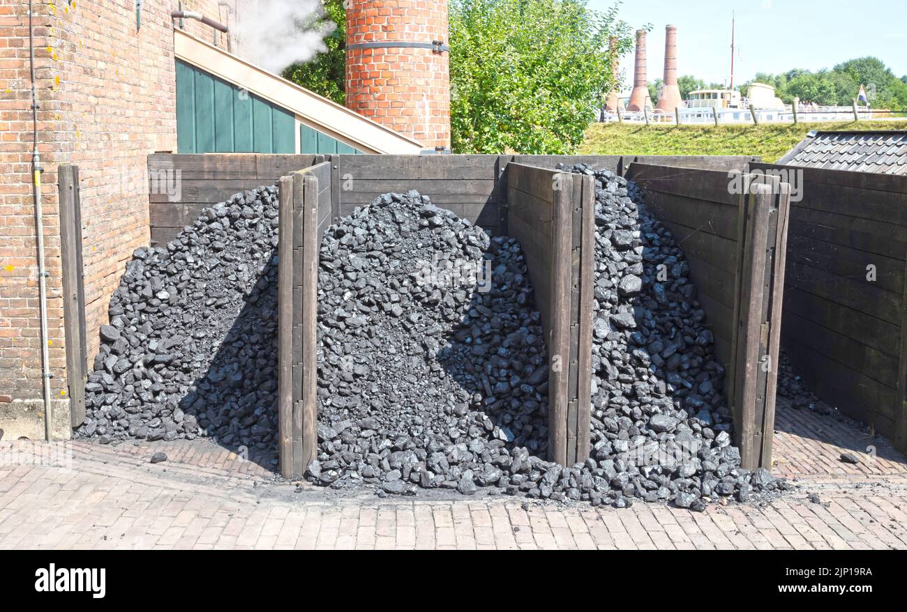 Pila de carbón, apilada en una casa holandesa Foto de stock