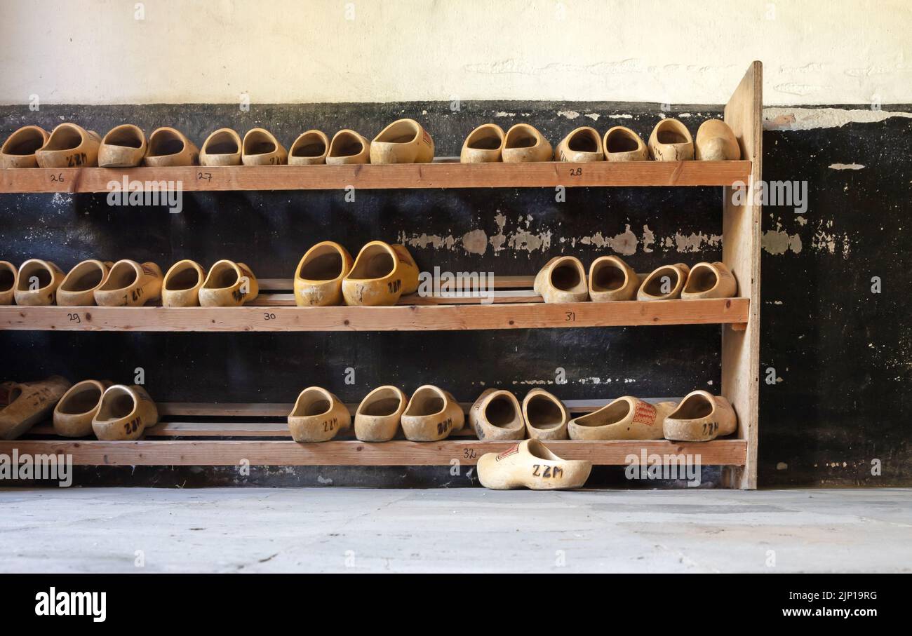 Vintage zapatos de madera esperando a su propietario, enfoque selectivo Foto de stock