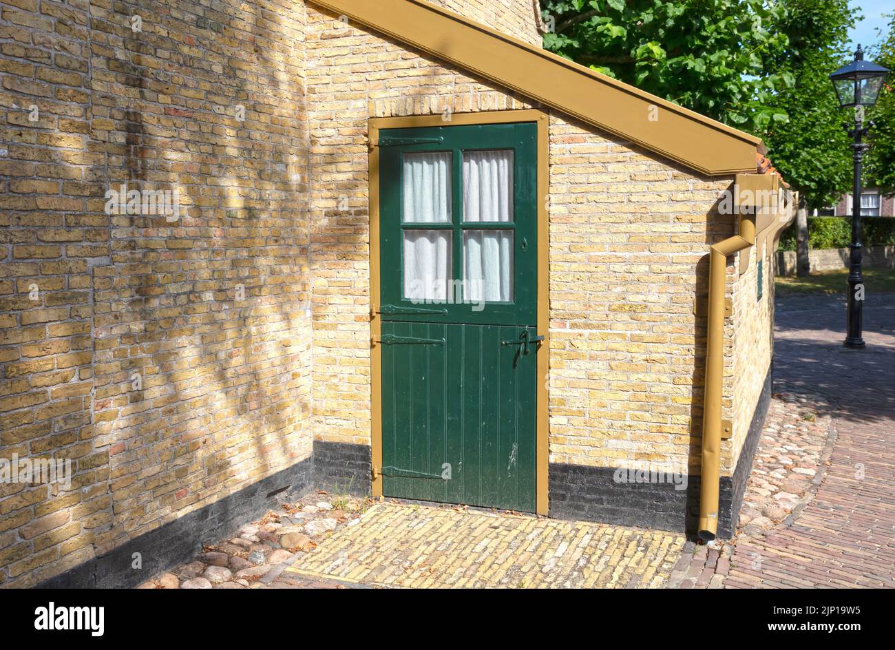 Puerta trasera cerrada en una casa antigua, los Países Bajos Foto de stock