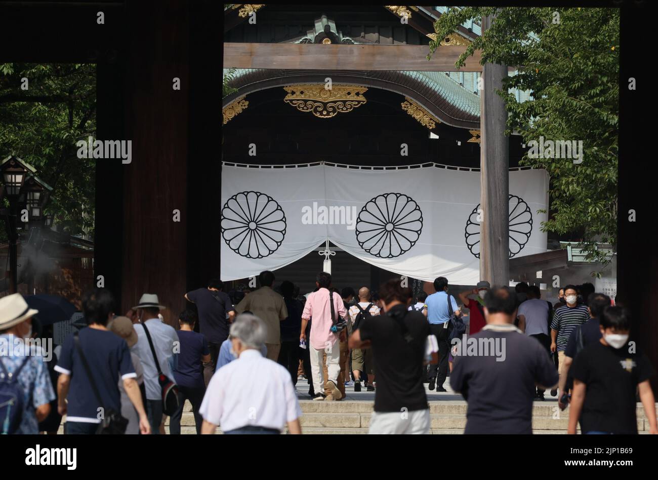 Tokio, Japón. 15th de Ago de 2022. La gente visita el polémico santuario de guerra Yasukuni para honrar a las víctimas de la guerra en Tokio el lunes 15 de agosto de 2022. El 15 de agosto, Japón celebró el 77th° aniversario de su rendición de la Segunda Guerra Mundial. Crédito: Yoshio Tsunoda/AFLO/Alamy Live News Foto de stock