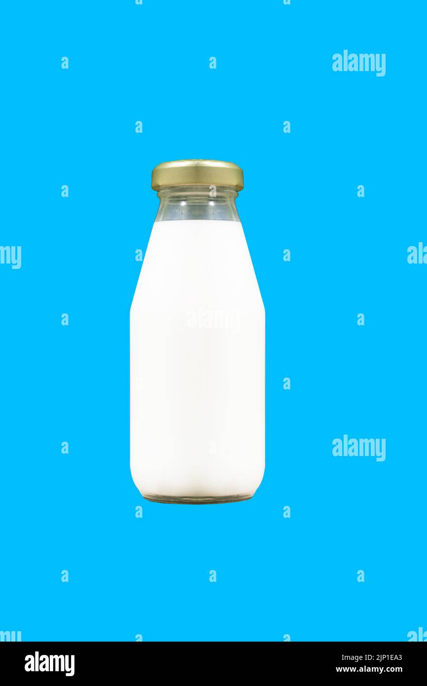Biberón con fondo vacío mínimo. Botella de vidrio aislada de leche de vaca blanca o yogur . Fotografía de alta calidad Foto de stock