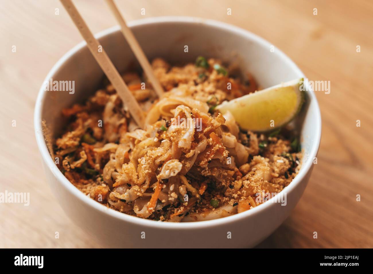 Bloc de fideos tailandés thai tazón de fondo. Fideos de arroz tradicionales con camarones y mariscos. Concepto de comida asiática. Fotografía de alta calidad Foto de stock