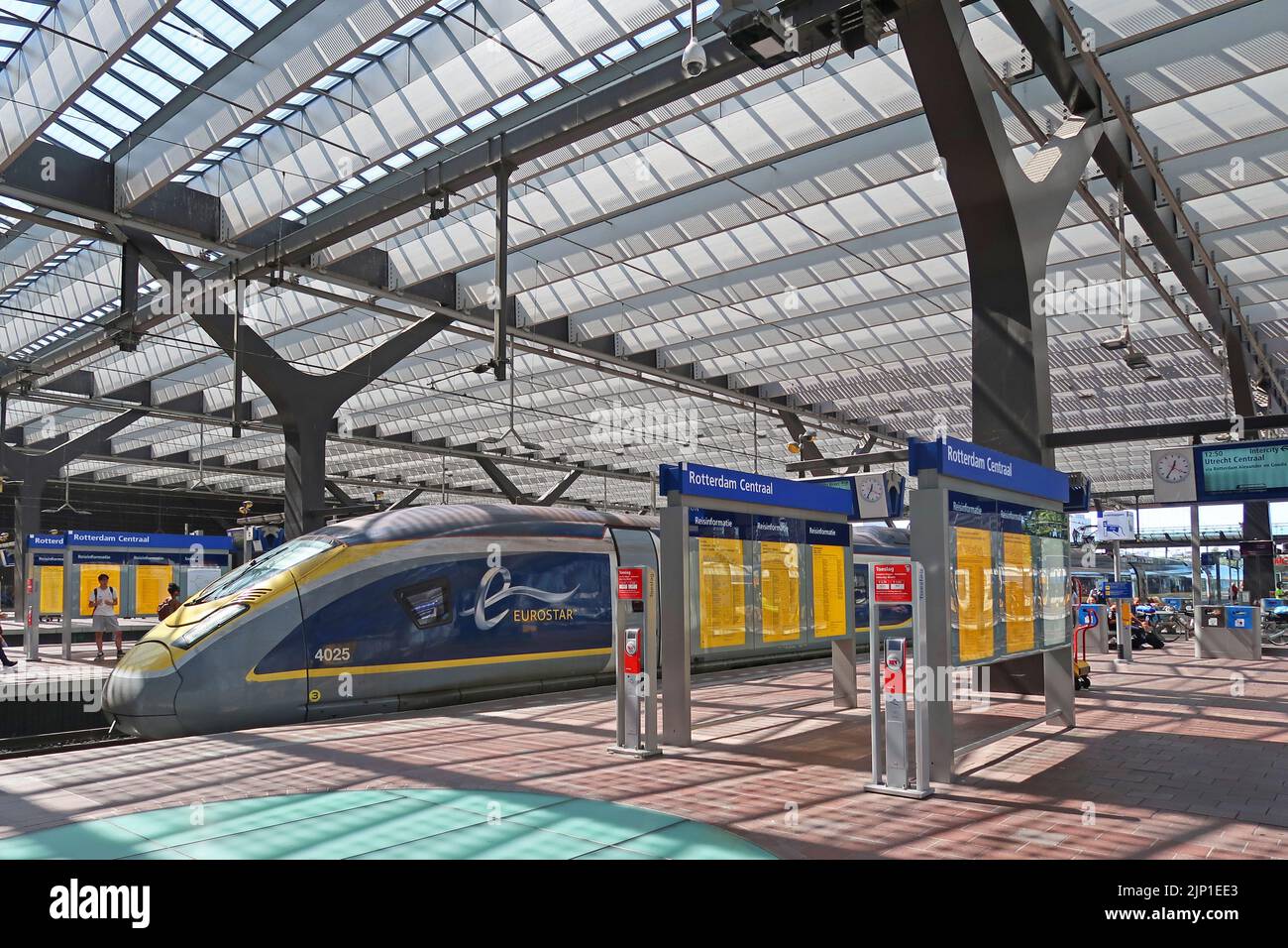 Un tren Eurostar llega a la estación central de Rotterdam, Países Bajos. El servicio directo desde Londres va a Ámsterdam vía Bruselas y Rotterdam. Foto de stock