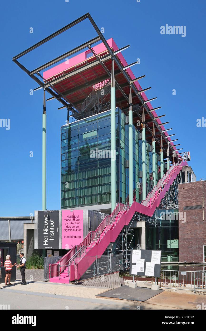 Rotterdam, Países Bajos. El edificio Het Nieuwe Instituut con nueva plataforma de andamio montada en el techo y escalera de acceso - Agosto 2022 Foto de stock