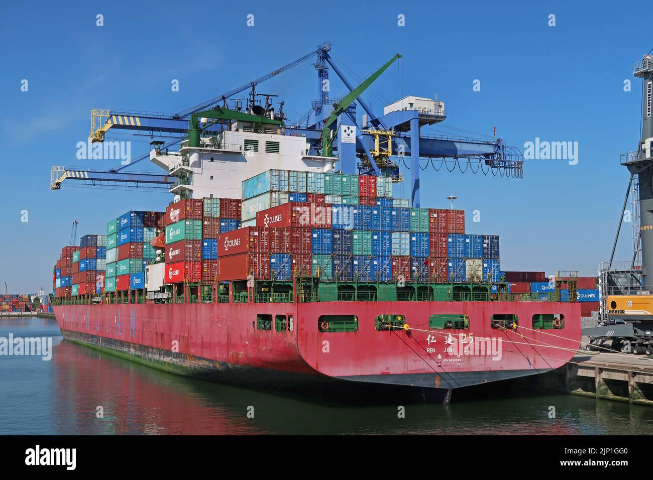El buque contenedor chino Ren Jian 25 atracó en el puerto de Rotterdam, Países Bajos. Foto de stock