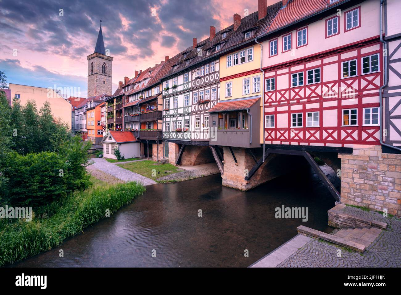 Erfurt, Alemania. Imagen del paisaje urbano del centro de Erfurt, Alemania, con el puente Merchant's Bridge al amanecer de verano. Foto de stock