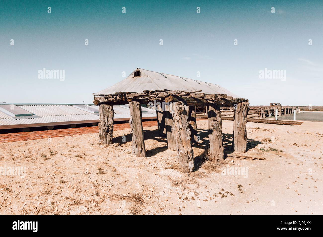 Antiguas dependencias abandonadas en un paisaje desértico del Outback australiano Foto de stock
