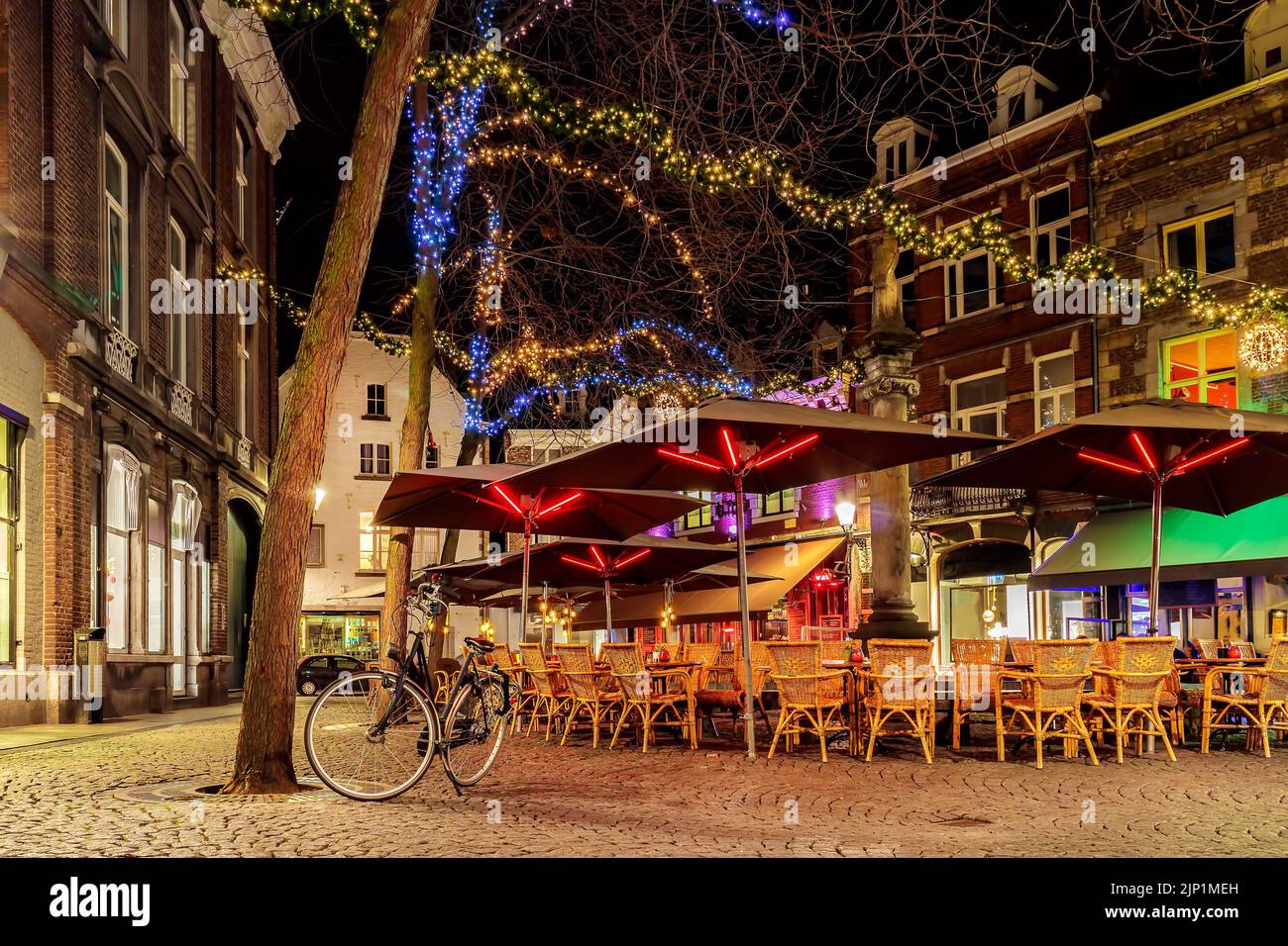 Bares y restaurantes con luces navideñas en la plaza Sint Amorsplein en Maastricht, Países Bajos Foto de stock