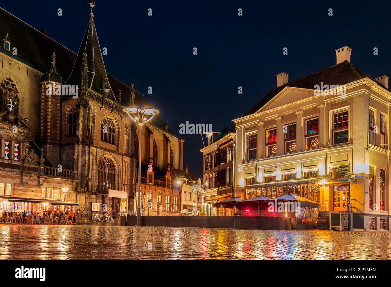 Vista nocturna de la plaza central holandesa en la ciudad de Zwolle en diciembre Foto de stock