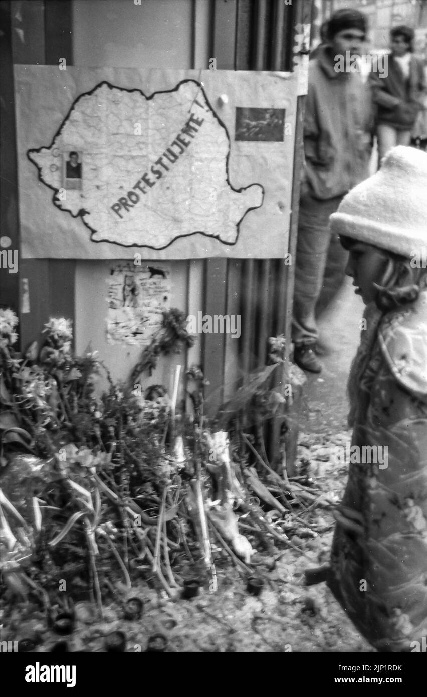 PRAGA, CHECOSLOVAQUIA - 13 DE DICIEMBRE de 1989: Un grupo de personas en un monumento conmemorativo a las víctimas del antiguo régimen de Checoslovaquia durante el Velvet Foto de stock